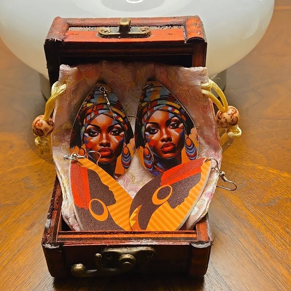 Boho/Tribal Set 2 pairs earrings, Wooden Treasure Chest and Satin Drawstring Bag - Picture 1 of 16